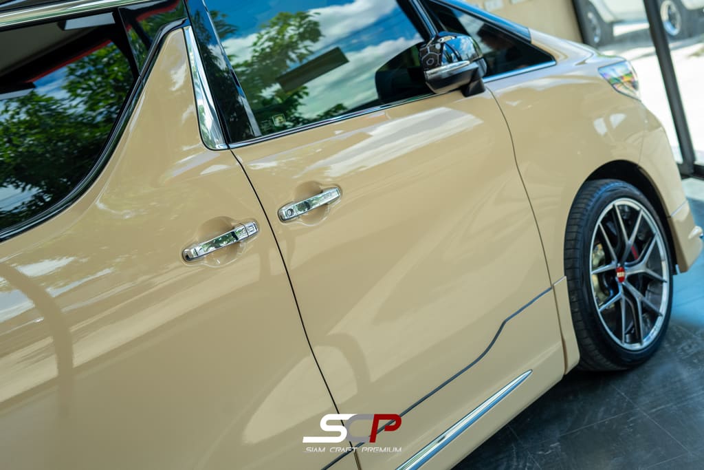 Toyota Alphard หลัง Wrap เปลี่ยนสีด้วยฟิล์ม TPU เฉด Warm Sand ถ่ายด้านข้าง
