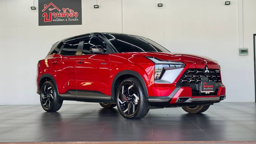 Mitsubishi Xforce สีแดงหลังเคลือบเซรามิค จอดหน้าป้ายบ้านน้ำอิงในห้องทำงานของร้าน