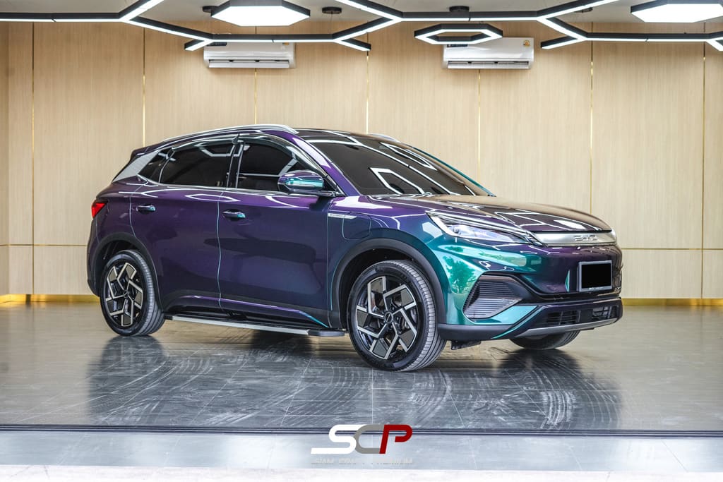 BYD ATTO 3 หลังหุ้มฟิล์มเปลี่ยนสี TPU เฉด Chameleon Green ผิวรถเหลือบเขียวและม่วงตามมุมแสง งาน Wrap เปลี่ยนสีรถ ร้านบ้านน้ำอิง ออโต้สปา บางสะพาน